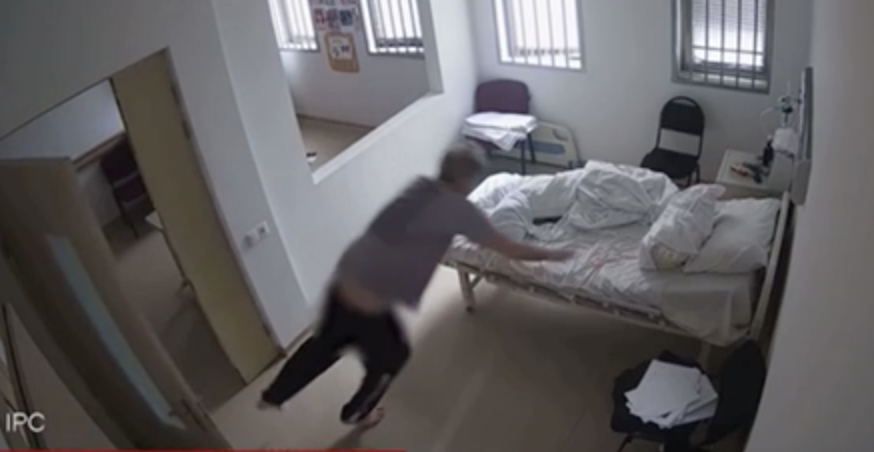 CNN опубликовал кадры с падающим на пол в больнице Саакашвили