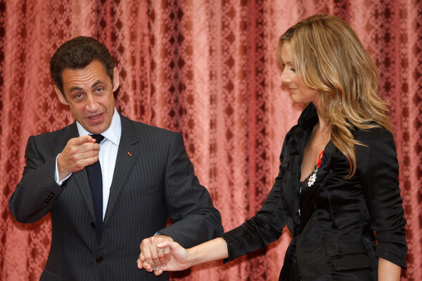 Президент Франции Николя Саркози и Селин Дион после церемонии награждения певицы французским орденом Почетного легиона в&nbsp;Елисейском дворце в&nbsp;Париже, 2008&nbsp;год