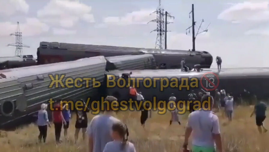 В железнодорожной аварии под Волгоградом пострадали около 100 человек