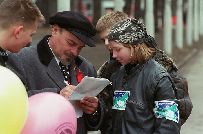 Двойник Ленина раздает автографы в&nbsp;Москве. 1997&nbsp;год