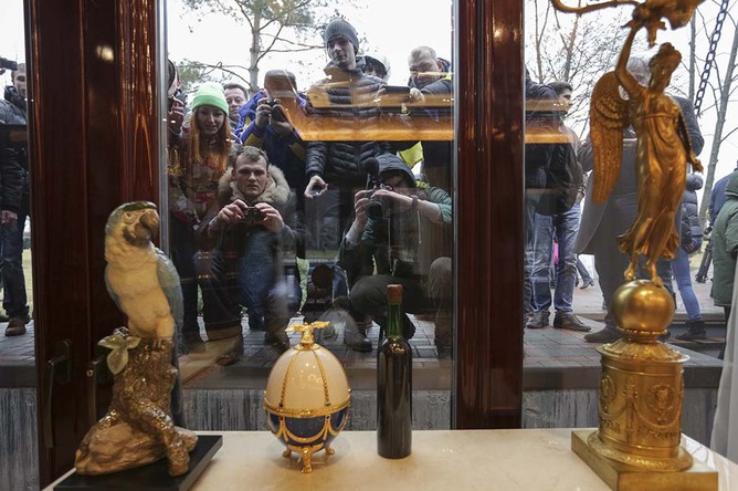 Люди осматривают одно из помещений в оставленной резиденции президента Украины Виктора Януковича «Межигорье» под Киевом