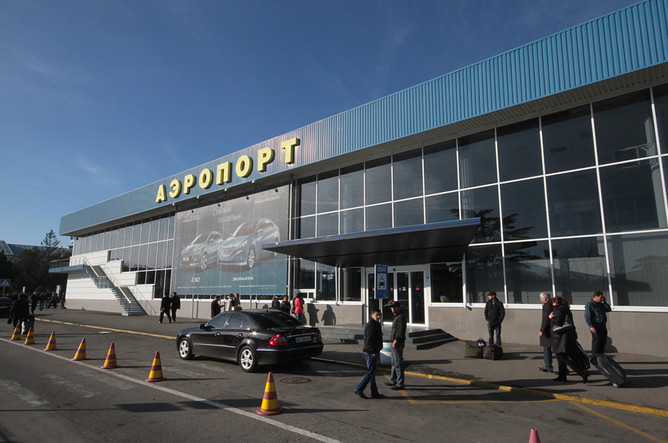 Вид на здание аэропорта в Симферополе 