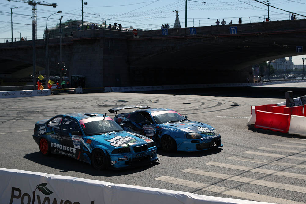 Во время показательных заездов участников Moscow City Racing