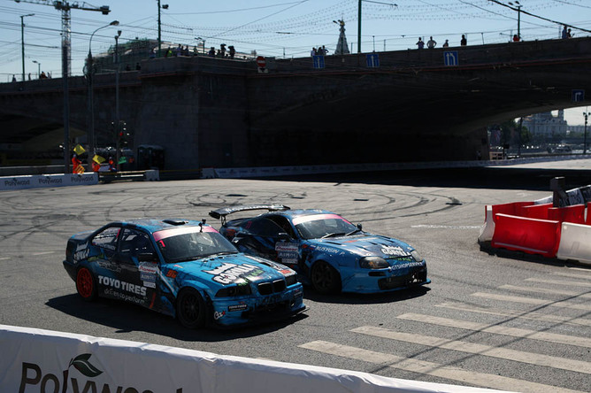 Во время показательных заездов участников Moscow City Racing