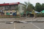 Разбитое обстрелом кафе на въезде в Луганск