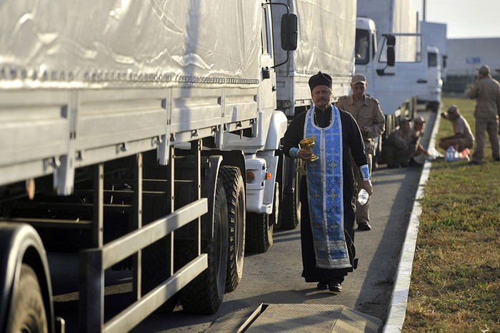 Священник у&nbsp;колонны автомобилей с&nbsp;гуманитарной помощью для&nbsp;жителей юго-востока Украины