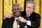 Президент США Джордж Буш награждает Би Би Кинга Президентской медалью Свободы, 2006 год