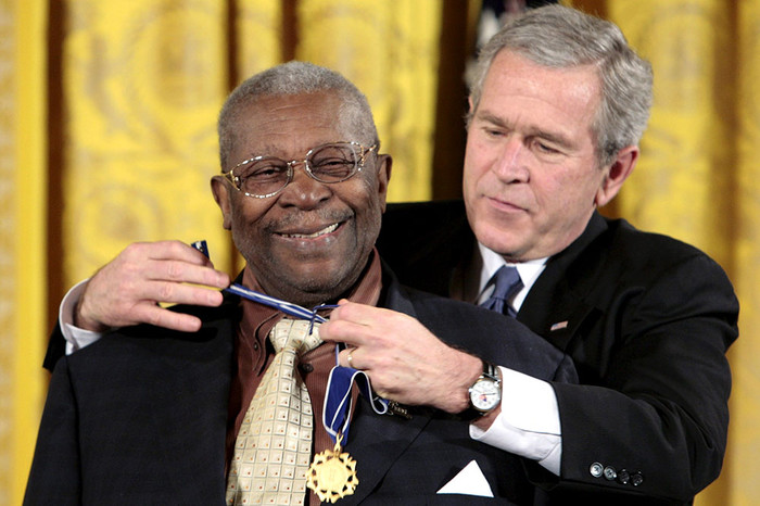 Президент США Джордж Буш награждает Би Би Кинга Президентской медалью Свободы, 2006&nbsp;год