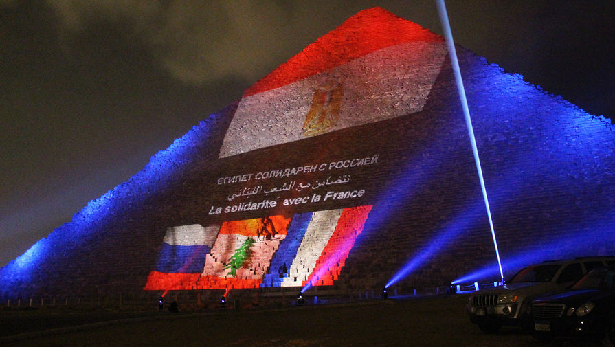 Древнеегипетская пирамида Хеопса на&nbsp;плато Гиза в&nbsp;Каире, подсвеченная цветами российского, французского, ливанского и египетского флагов во время акции памяти жертв