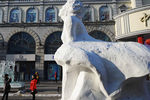 6-метровая снежная скульптура Мэрилин Монро на цетральной улице Харбина, 2012 год
