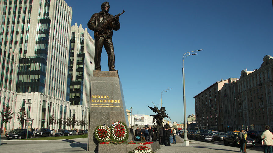 Памятник Михаилу Калашникову в центре Москвы, 22 сентября 2017 года