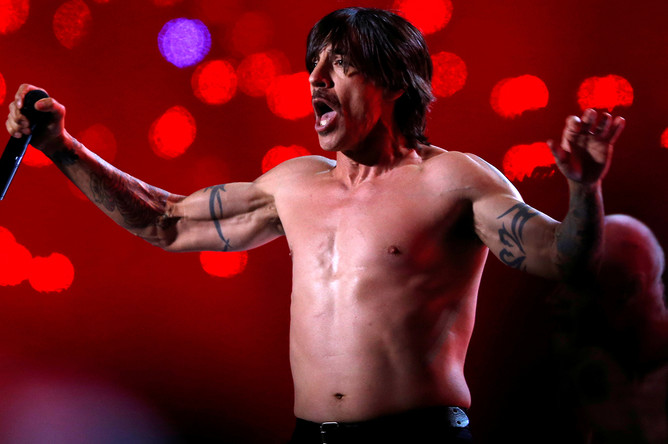 Вокалист группы Red Hot Chili Peppers Энтони Кидис во время концерта на Super Bowl XLVIII в 2016-м