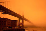 Оранжевое небо над мостом Золотые Ворота в Сан-Франциско, штат Калифорния, 9 сентября 2020 года