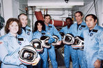 Экипаж STS-51L во время подготовки к полету в Космическом центре Кеннеди. Слева направо: Маколифф, Джарвис, Резник, Скоби, Макнейр, Смит и Онидзука , 9 января 1986 года