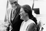 В США Аллилуева знакомится с архитектором Уильямом Питерсом, в 1970 году они заключают брак, а Светлана берет себе американизированный вариант своего имени и фамилию мужа. Она становится Ланой Питерс, и под этим именем проживет до своей смерти в 2011 году.
<br>На фото: Светлана Аллилуева с мужем Уильямом Питерсом в день свадьбы в Фениксе, штат Аризона, 8 апреля 1970 года