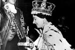 Известие о смерти своего отца короля Георга VI принцесса Елизавета получила в феврале 1952 года, находясь с супругом в Кении. С этого момента начался процесс подготовки к коронации. Она состоялась 2 июня 1953 года, несмотря на то, что за несколько месяцев до этого, в марте, скончалась бабушка королевы, Мария Текская. На фото Елизавета II во время церемонии коронации в Вестминстерском аббатстве в 1953 году
