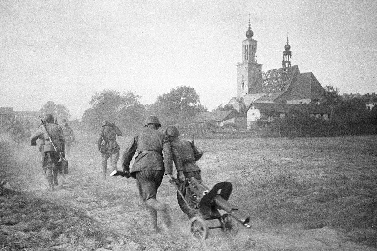 Освобождение Польши. Солдаты выбирают оборонительную точку перед началом боя за Варшаву
