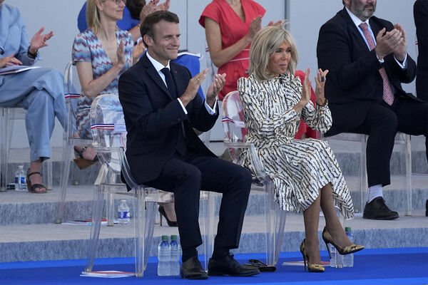 Президент Франции Эммануэль Макрон с&nbsp;супругой Брижит во время празднования Дня взятия Бастилии в&nbsp;Париже, 14&nbsp;июля 2022&nbsp;года
