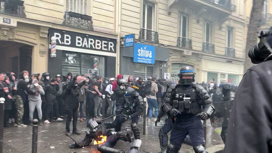 Mediavenir: протестующие в Париже подожгли полицейского коктейлем Молотова