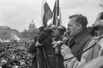 Народный депутат СССР Анатолий Собчак во время выступления на общегородском митинге на Дворцовой площади за отказ применения воинской силы при разрешении гражданских и политических конфликтов, приуроченного к событиям в Тбилиси, 1990 год 