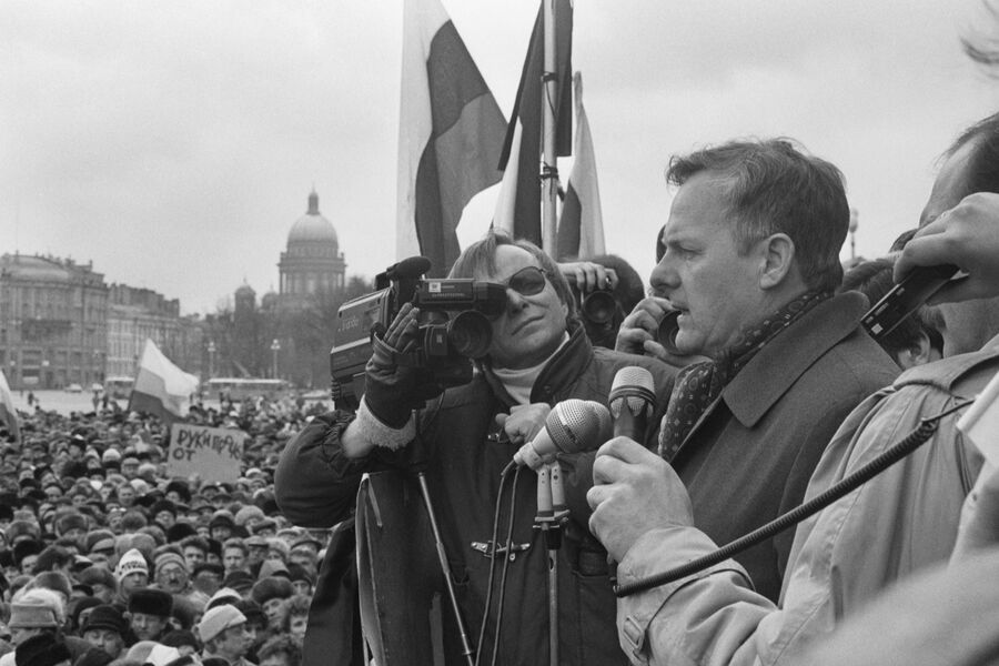 Народный депутат СССР Анатолий Собчак во время выступления на&nbsp;общегородском митинге на&nbsp;Дворцовой площади за&nbsp;отказ применения воинской силы при&nbsp;разрешении гражданских и политических конфликтов, приуроченного к&nbsp;событиям в&nbsp;Тбилиси, 1990&nbsp;год 
