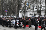 Церемония прощания с рэпером Пашей Техником возле храма Петра и Павла в Лефортово в Москве, 11 апреля 2025 года 