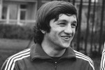 <b>Виталий Дараселия (1957–1982)</b>
<br><br>
Футболист Виталий Дараселия к своим 25 годам успел сыграть почти 200 матчей за тбилисское «Динамо», стать с клубом чемпионом Союза, забить решающий гол в финале Кубка кубков (аналог современной Лиги Европы), провести более 20 встреч за сборную страны. Незадолго до гибели спортсмен получил в подарок от руководства «Динамо» квартиру и новый автомобиль — на нем он и разбился. 13 декабря 1982 года Дараселия и его друг попали в ДТП на горном «серпантине» в Зестафони, машина упала с обрыва в реку. Тело футболиста нашли лишь спустя 13 дней в нескольких километрах от места происшествия.
