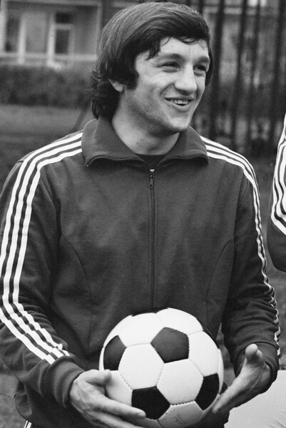<b>Виталий Дараселия (1957–1982)</b>
<br><br>
Футболист Виталий Дараселия к&nbsp;своим 25&nbsp;годам успел сыграть почти 200&nbsp;матчей за&nbsp;тбилисское &laquo;Динамо&raquo;, стать с&nbsp;клубом чемпионом Союза, забить решающий гол в&nbsp;финале Кубка кубков (аналог современной Лиги Европы), провести более 20&nbsp;встреч за&nbsp;сборную страны. Незадолго до&nbsp;гибели спортсмен получил в&nbsp;подарок от руководства &laquo;Динамо&raquo; квартиру и новый автомобиль — на&nbsp;нем он и разбился. 13&nbsp;декабря 1982&nbsp;года Дараселия и его друг попали в&nbsp;ДТП на&nbsp;горном &laquo;серпантине&raquo; в&nbsp;Зестафони, машина упала с&nbsp;обрыва в&nbsp;реку. Тело футболиста нашли лишь спустя 13&nbsp;дней в&nbsp;нескольких километрах от места происшествия.
