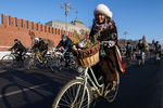 Участники Второго зимнего Московского велопарада на Кремлевской набережной