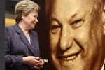 2011 год. Наина Ельцина стоит у портрета Бориса Ельцина на выставке «Борис Ельцин — начало новой России» в Казани