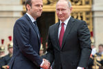 Президент Франции Эммануэль Макрон и президент РФ Владимир Путин во время встречи в Версале