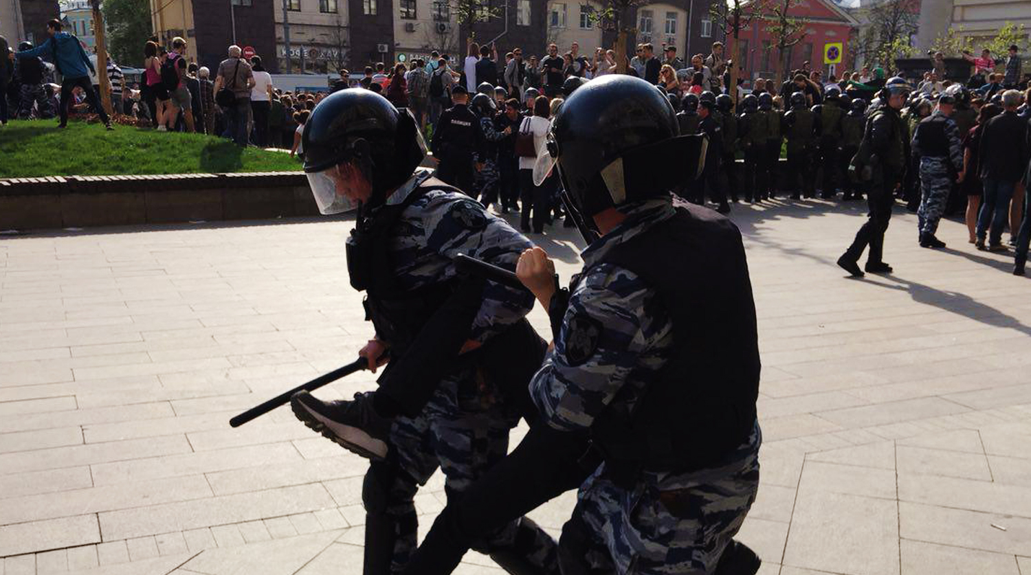 Во время несогласованной акции сторонников оппозиционного политика Алексея Навального в центре Москвы, 5 мая 2018 года