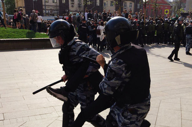 Во время несогласованной акции сторонников оппозиционного политика Алексея Навального в центре Москвы, 5 мая 2018 года