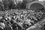 Зрители во время просмотра концерта на открытой эстраде Центрального парка культуры и отдыха имени М. Горького в Москве, 1 июня 1981 г. 