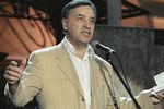 Поэт Николай Зиновьев выступает на литературном вечере, 2003 год