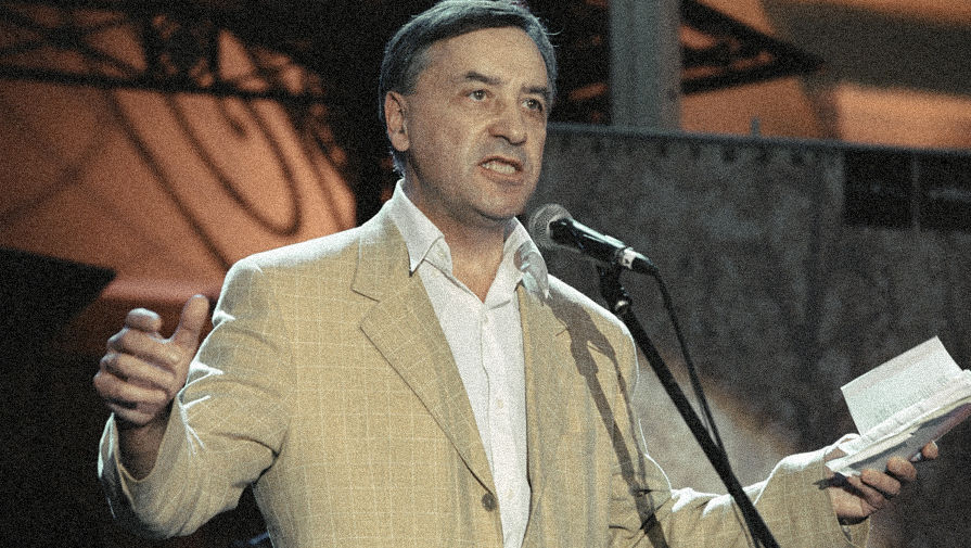 Поэт Николай Зиновьев выступает на&nbsp;литературном вечере, 2003 год