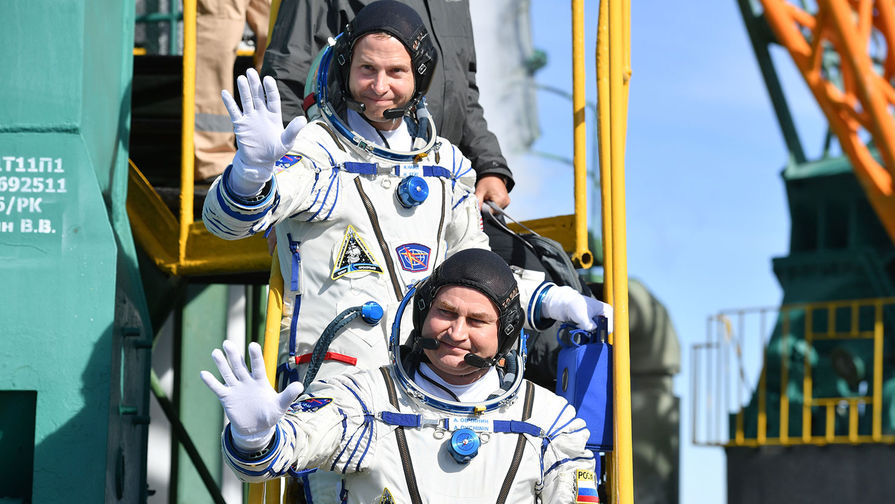 Член основного экипажа МКС-57/58 астронавт NASA Ник Хейг (США) и член основного экипажа МКС-57/58 космонавт &laquo;Роскосмоса&raquo; Алексей Овчинин (Россия) 