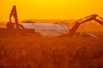 Работы по подготовке вывоза самолета Airbus A321 с места аварийной посадки в кукурузном поле в районе деревни Рыбаки Раменского района
