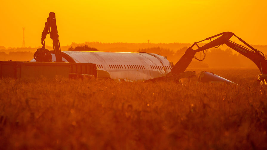 Работы по&nbsp;подготовке вывоза самолета Airbus A321 с&nbsp;места аварийной посадки в&nbsp;кукурузном поле в&nbsp;районе деревни Рыбаки Раменского района