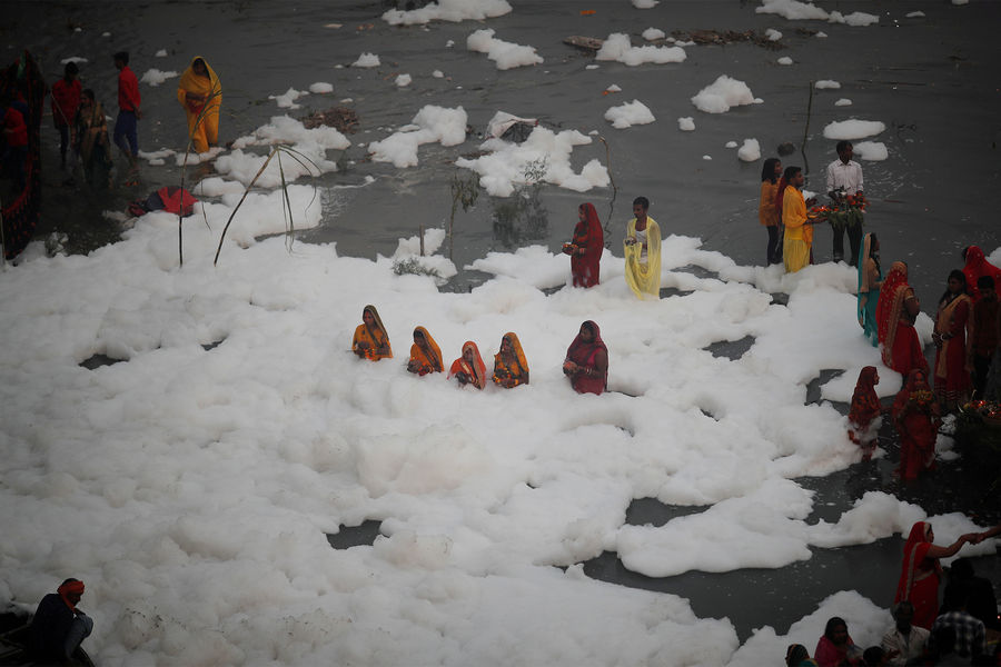 Люди молятся богу Солнца в&nbsp;священной реке Ямуна, покрытой слоем ядовитой пены, Нью-Дели, 10&nbsp;ноября 2021&nbsp;года