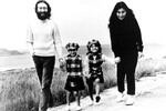 Джон Леннон и Йоко Оно с детьми от предыдущих браков — Джулианом и Киоко — в отпуске в Шотландии, 1969 год