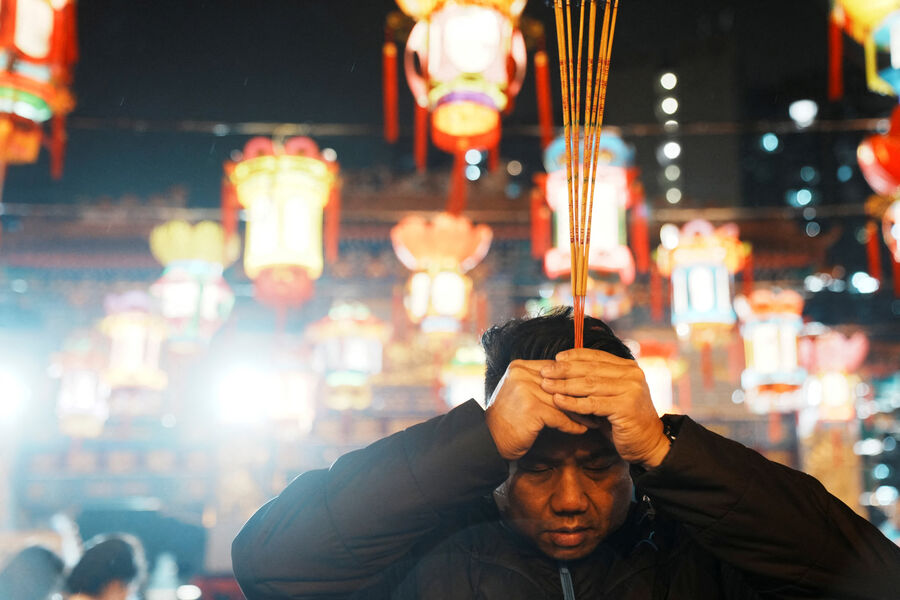 Верующие сжигают благовония в&nbsp;храме, встречая китайский Новый год Дракона в&nbsp;Гонконге, 10&nbsp;февраля 2024&nbsp;года