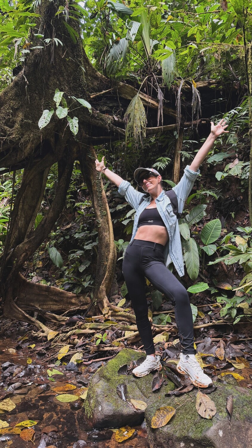 Ксения Собчак снялась на фото в топе и легинсах в джунглях