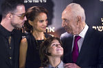 Натали Портман и актеры из фильма «Повесть о любви и тьме» вместе с бывшим президентом Израиля Шимоном Пересом