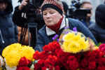 Жители Москвы приносят цветы к посольству Франции в Москве