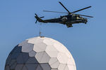 Вертолет Ми-24 патрулирует территорию, прилегающую к авиабазе Хмеймим