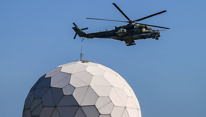 Вертолет Ми-24 патрулирует территорию, прилегающую к авиабазе Хмеймим