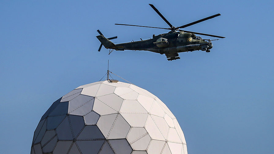 Вертолет Ми-24 патрулирует территорию, прилегающую к&nbsp;авиабазе Хмеймим