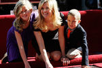 Риз Уизерспун с детьми около своей звезды на Аллее славы в Голливуде 