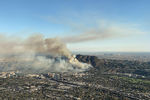 Пожар на Голливудских холмах в Лос-Анджелесе неподалеку от киностудий Warner Bros. и Universal